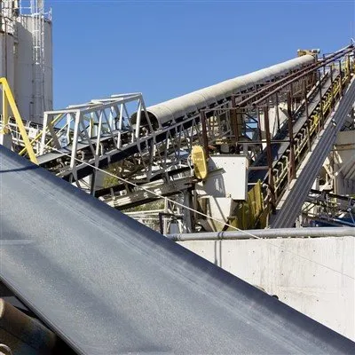 Qual é a capacidade de uma correia transportadora de agregados?